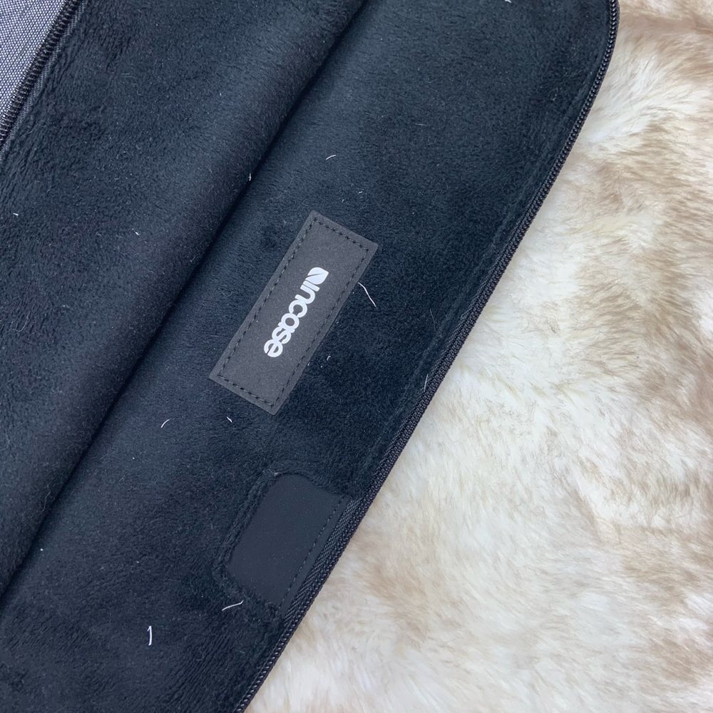 Incase 15” iPad Sleeve - Picture 6 of 6